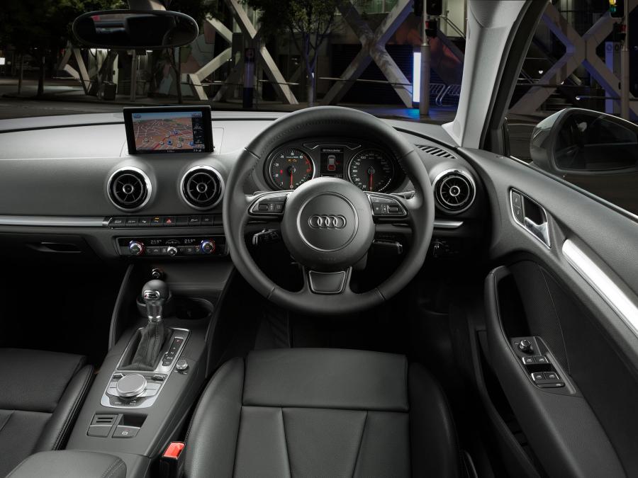 Торпедо Audi A3 Sportback 1.8T (8V) 2013 года  (AU) (фото 4 из 12)